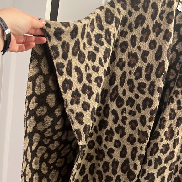 Leopard print Shawl-one size - Picture 4 of 6
